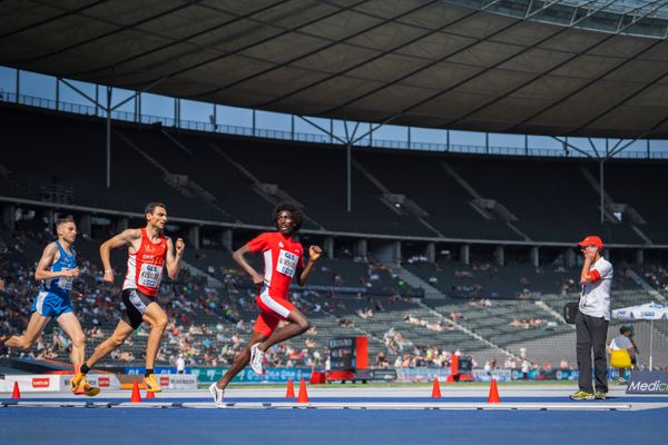 Mohamed Mohumed (LG Olympia Dortmund) dreht sich um und sieht nach Christoph Kessler (LG Region Karlsruhe) und Marius Probst (TV Wattenscheid 01) ueber 1500m waehrend der deutschen Leichtathletik-Meisterschaften im Olympiastadion am 26.06.2022 in Berlin